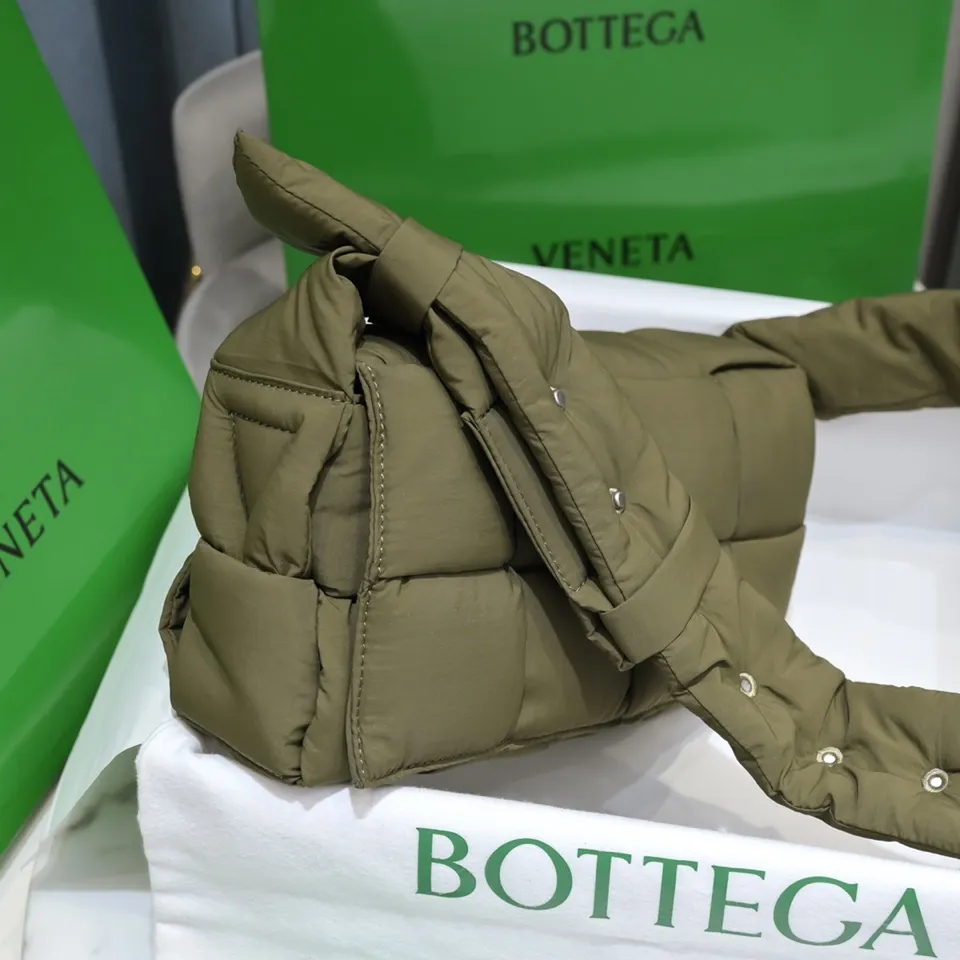 #𝐂𝐀𝐒𝐒𝐄𝐓𝐓𝐄 Nylon tofu tofu bag This Cassette is so cute, its cute appearance does not affect its practicality and the capacity is good! The fabric is low-key and very textured, suitable for daily wear with casual wear. The cross-woven design of the wide cloth is really stunning. The bag has a puffy shape and feels like a piece of tofu. It can be worn on one shoulder, cross-body or as a waist bag. You can also adjust the shoulder strap to the size of the bag under the armpit, so you can have it all! S30x15cm【8951#】real shot